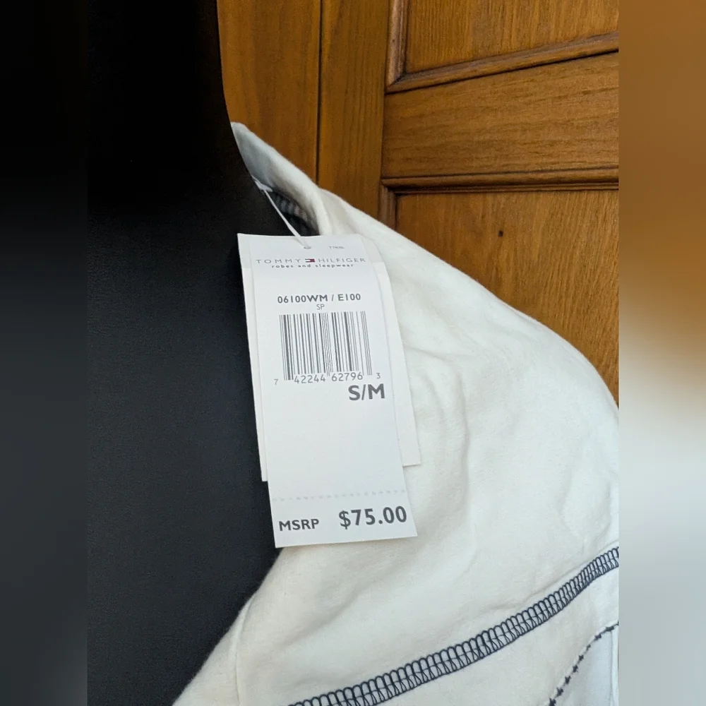 NWT Tommy Hilfiger Hooded Bathrobe - Picture 4 of 6